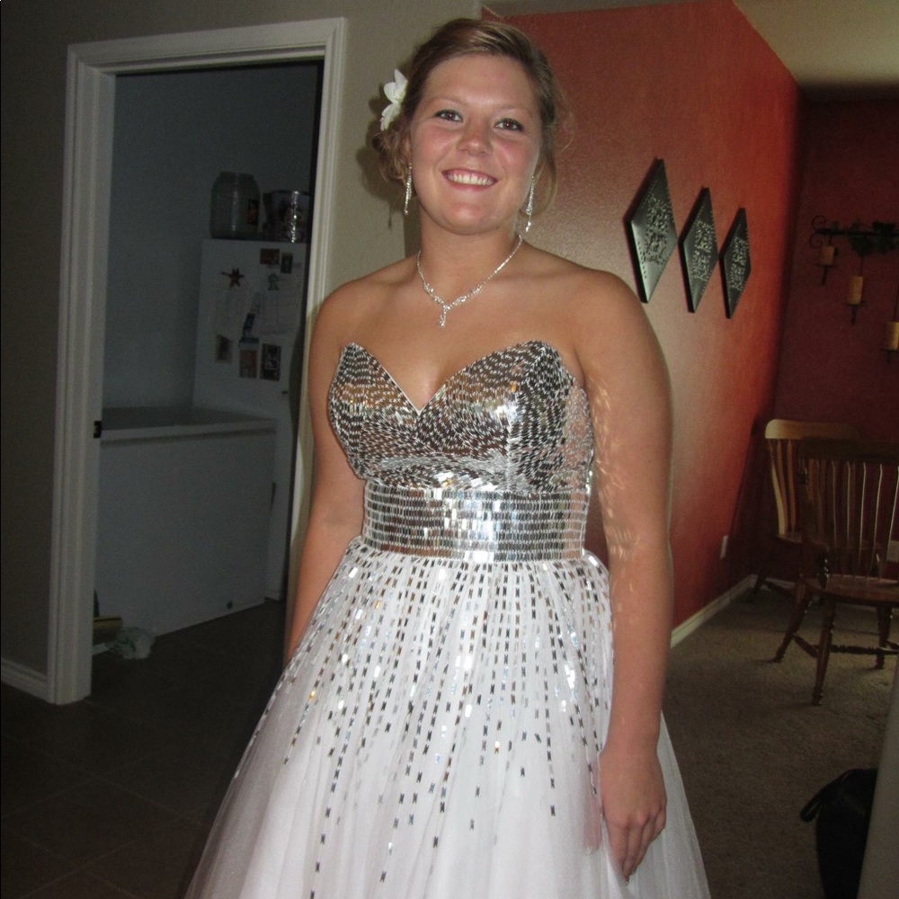 White strapless dress with sequins bust
